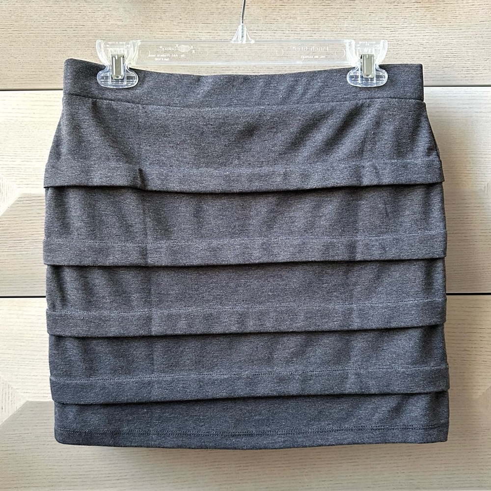 BASIC HOUSE WOMEN’S/JUNIORS PULL ON GRAY MINI SKIRT- SIZE L